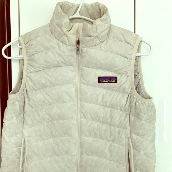 Patagonia Jackets & Blazers - Patagonia women’s white down puffer vest sz XS